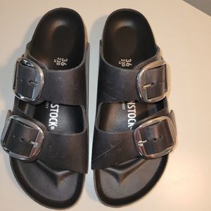 Birkenstock- Arizona Big Buckle GREAT CONDITION ONLY WORN A HANDFUL OF TIMES